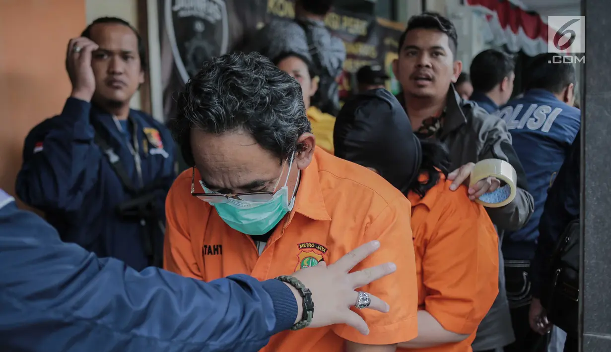 Tersangka kasus sindikat kejahatan properti dihadirkan saat rilis di Jakarta, Jumat (9/8/2019). Polisi menyita barang bukti berupa sertifikat hak milik, tanda terima, dan kop surat. (Liputan6.com/Faizal Fanani)