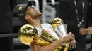 Giannis Antetokounmpo berhasil sabet MVP Final seusai Milwaukee Bucks kalahkan Phoenix Suns di gim keenam pada Rabu (21/07/2021) pagi WIB. Bucks berhasil ungguli Suns dengan skor 105-98 dan menangkan agregat 4-2. (Foto: AP/Paul Sancya)