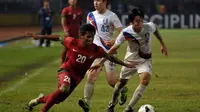Timnas Indonesia U-19 akhirnya mampu mengukir sejarah setelah berhasil menghempaskan Korea Selatan dengan skor akhir 3-2 di kualifikasi Piala AFC U-19 di Stadion GBK Jakarta, 12 Oktober 2013 lalu. (Liputan6.com/Helmi Fithriansyah)