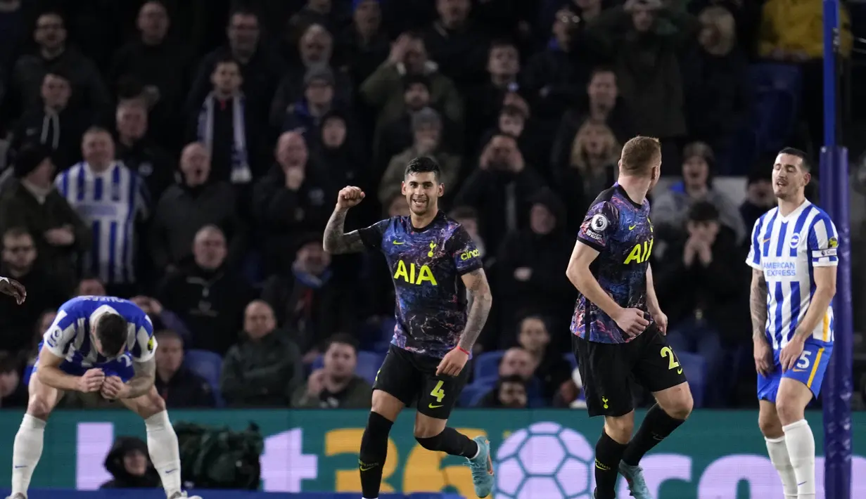 Bek Tottenham, Cristian Romero, berselebrasi usai mencetak gol ke gawang Brighton pada pertandingan lanjutan Liga Inggris di stadion Falmer di Brighton, Inggris, Kamis (17/3/2022). Kemenangan ini tak mengubah posisi Tottenham Hotspur di tempat ketujuh klasemen Liga Inggris. (AP Photo/Matt Dunham)