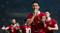 Selebrasi pemain timnas Indonesia, Rizky Ridho,&nbsp;setelah menjebol gawang Burundi dalam pertandingan uji coba FIFA Matchday yang berlangsung di stadion Patriot Candrabhaga, Bekasi, Sabtu (25/3/2023). (Bola.com/Bagaskara Lazuardi)