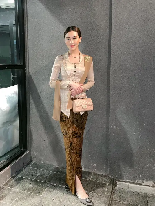 Pesona Aaliyah Massaid memang tak pernah main-main, namun kali ini ia juga memancarkan kecantikan seorang calon manten. [Foto: Instagram/aaliyah.massaid]