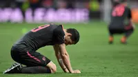 Gelandang Arsenal, Granit Xhaka berlutut di lapangan pada akhir laga leg kedua semifinal Liga Europa melawan Atletico Madrid di Wanda Metropolitano, Kamis (3/5). Arsenal tersingkir dari Liga Europa setelah kalah 0-1. (AFP/PIERRE-PHILIPPE MARCOU)