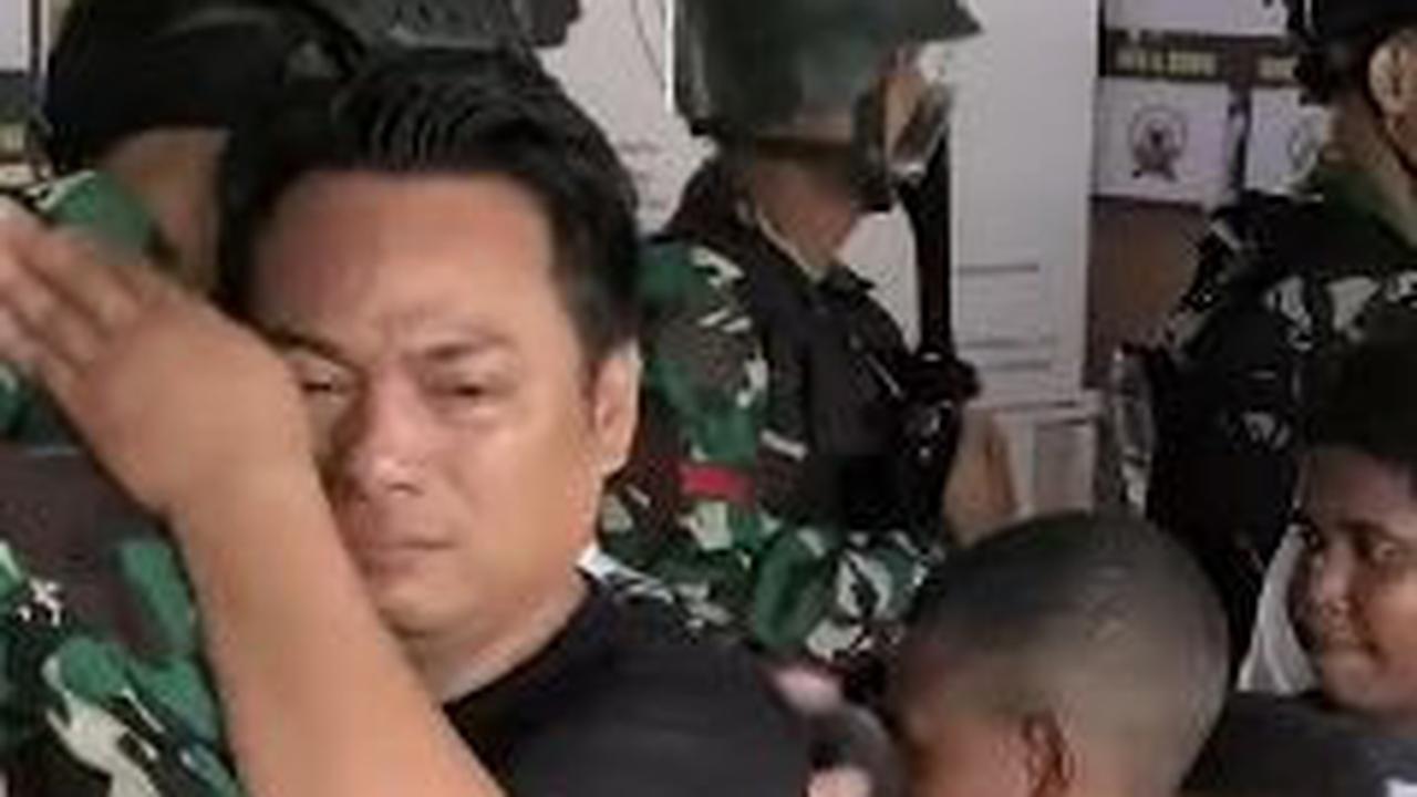 Dengan menangis sesengukan, mereka menyalami satu per satu prajurit sebagai tanda terima kasih. <br>