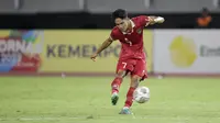 Pemain Timnas Indonesia U-20, Marcelino Ferdinan, melepaskan tendangan ke gawang Vietnam U-20 pada laga Grup F Kualifikasi Piala Asia U-20 2023 di Stadion Gelora Bung Tomo, Surabaya, Minggu (18/9/2022). (Bola.com/Ikhwan Yanuar)