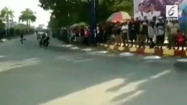 Sebuah balapan yang digelar di jalan raya menimbulkan korban. Penonton yang nekat menyeberang jalan ditabrak motor yang melintas.