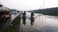 Banjir di petak Jalan Tanggulangin-Porong, Sidoarjo, Jawa Timur, mengakibatkan jalur tersebut tak bisa dilewati kereta api. (Liputan6.com/Dian Kurniawan)