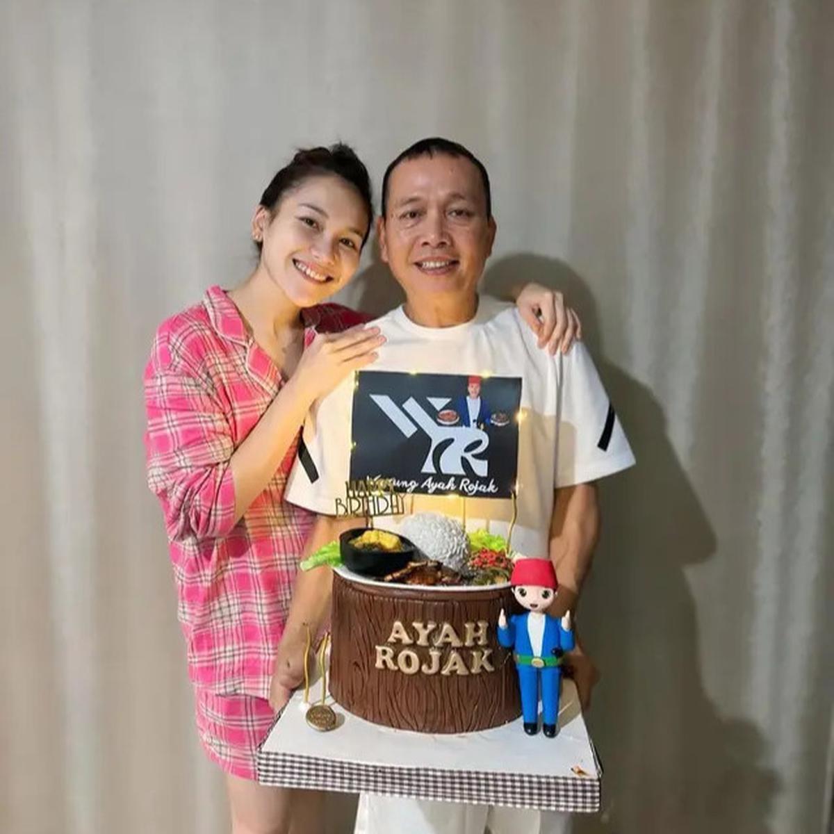 Potret Ayu Ting Ting Rayakan Ultah Ayahnya, Kompak Pakai Outfit Serba Hitam yang Elegan
