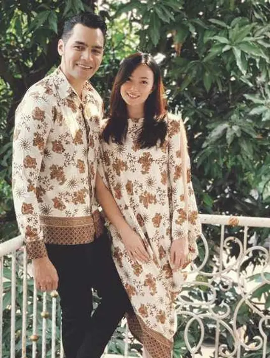 Bersandar di teras rumah, pasangan ini tampil menggunakan pakaian batik berwarna putih dengan corak emas, penampilan Asmirandah dan Jonas Rivanno sangat serasi. Penampilan mereka layaknya pasangan yang mau berangkat ke kondangan. (Liputan6.com/IG/@asmirandah89)