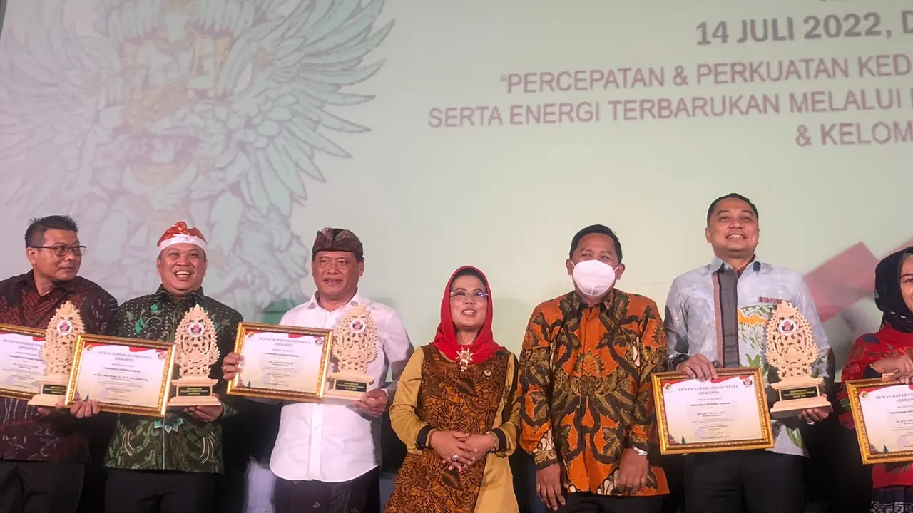 Pemberian penghargaan oleh Dekopin kepada sejumlah tokoh dalam rangka Hari Koperasi 2022 di Hotel Sanur Bali. (Ist).