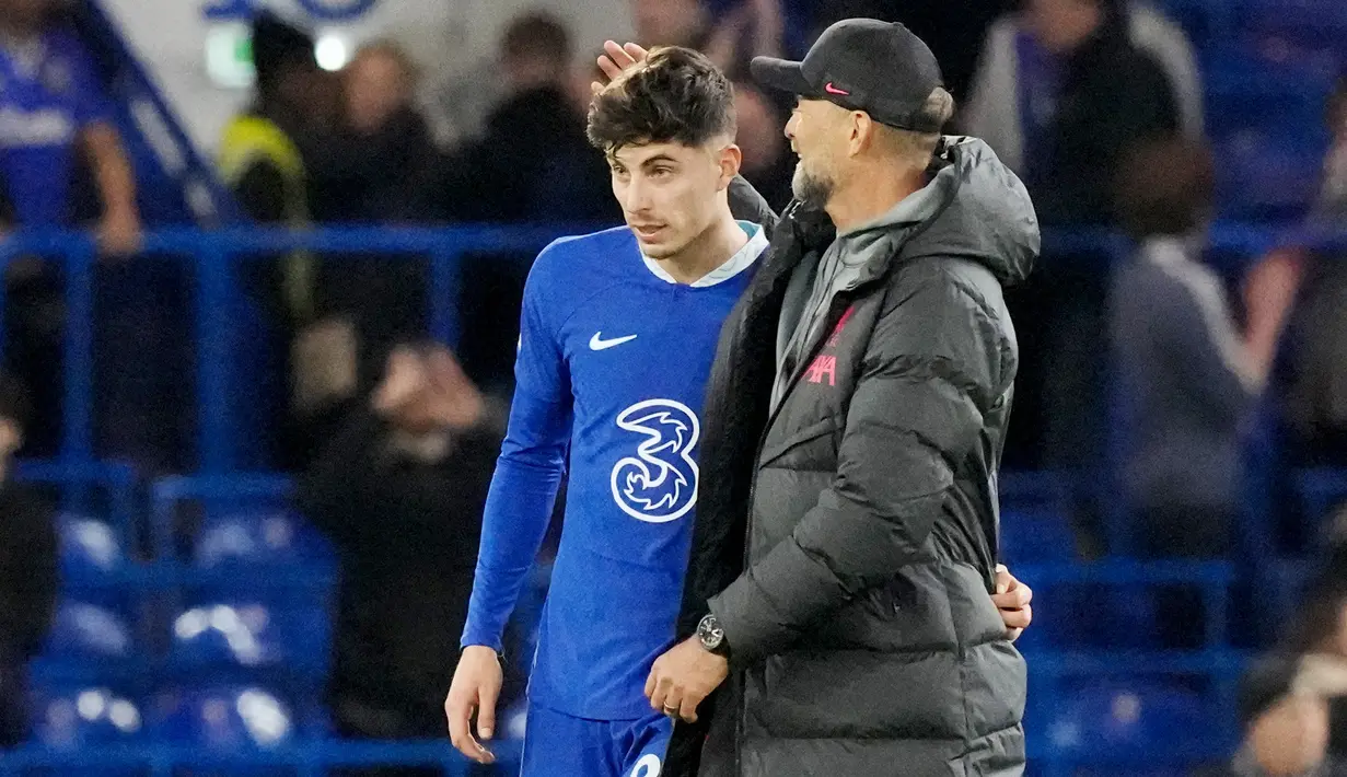 Pemain Chelsea, Kai Havertz, dirangkul pelatih Liverpool, Jurgen Klopp, pada laga Liga Inggris di Stadion Stamford Bridge, Rabu (5/4/2023). Hasil tersebut membuat Chelsea masih berada di peringkat ke-11 dengan 39 poin. (AP Photo/Frank Augstein)