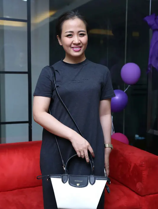 Pelantun ‘Jadikan Aku yang Kedua’ ini mengatakan jika single terbarunya sebagai pengingat bahwa dalam berhubungan tidak akan selalu cocok 100 persen. Sehingga bagaimana caranya agar dalam hubungan dapat cocok dengan pengorbanan. (Nurwahyunan/Bintang.com)