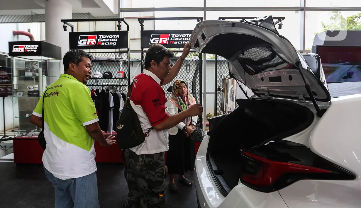 Pengunjung melihat tipe mobil Yaris dengan sentuhan GAZOO Racing (GR) saat acara GR Zone Pertama di Cabang Auto2000 Tebet Saharjo, Jakarta, Rabu (7/12/2022). Auto2000 menghadirkan GR Zone untuk memberikan akses yang lebih dekat dan lebih mudah kepada masyarakat terhadap seluruh informasi dan excitement Toyota Gazoo Racing di Cabang Auto2000 Tebet Saharjo Jakarta. (Liputan6.com/Johan Tallo)