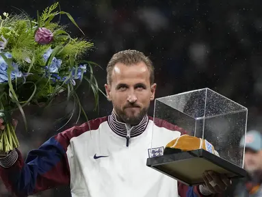 Pemain Inggris, Harry Kane saat menerima Cap ke-100nya sebelum laga UEFA Nations League 2024 antara Inggris melawan Finlandia di Satdion Wembley, London, Rabu (11/09/2024) WIB. (AP Photo/Frank Augstein)