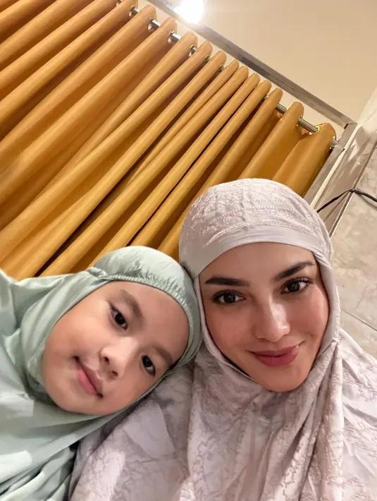 <p>Ririn Ekawati memamerkan potret selfie gemasnya bersama anak perempuan keduanya, mengenakan mukena. Ririn mengenakan mukena berwarna cokelat dengan bordir cantik, sedangkan sang anak memilih mukena hijau pastel yang polos. [Foto: Instagram/ririnekawati]</p>