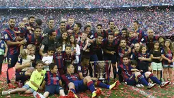 Pemain Barcelona merayakan gelar La Liga BBVA Spanyol 2014/15 pada pertandingan melawan RC Deportivo La Coruna di Stadion Camp Nou, Barcelona (23/5/2015).  AFP Photo/Lluis Gene)
