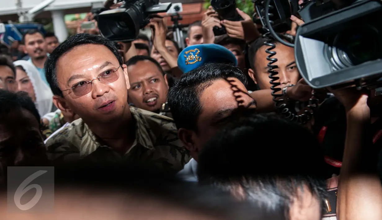 Gubernur DKI Jakarta nonaktif Basuki Tjahaja Purnama (Ahok) bergegas memasuki gedung Kejaksaan Agung, Jakarta, Kamis (1/12). Ahok beserta barang bukti kasus dugaan penistaan agama diserahkan Bareskrim ke Kejagung. (Liputan6.com/Gempur M Surya)
