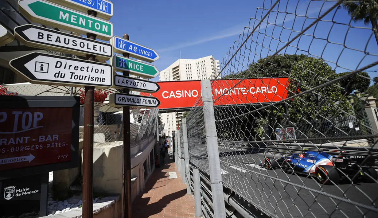 Pembalap Alpine Esteban Ocon mengemudikan mobilnya pada latihan bebas kedua untuk balapan F1 GP di Sirkuit Monaco, Monaco, Kamis (20/5/2021). F1 GP Monaco akan berlangsung pada 23 Mei 2021. (AP Photo/Luca Bruno)