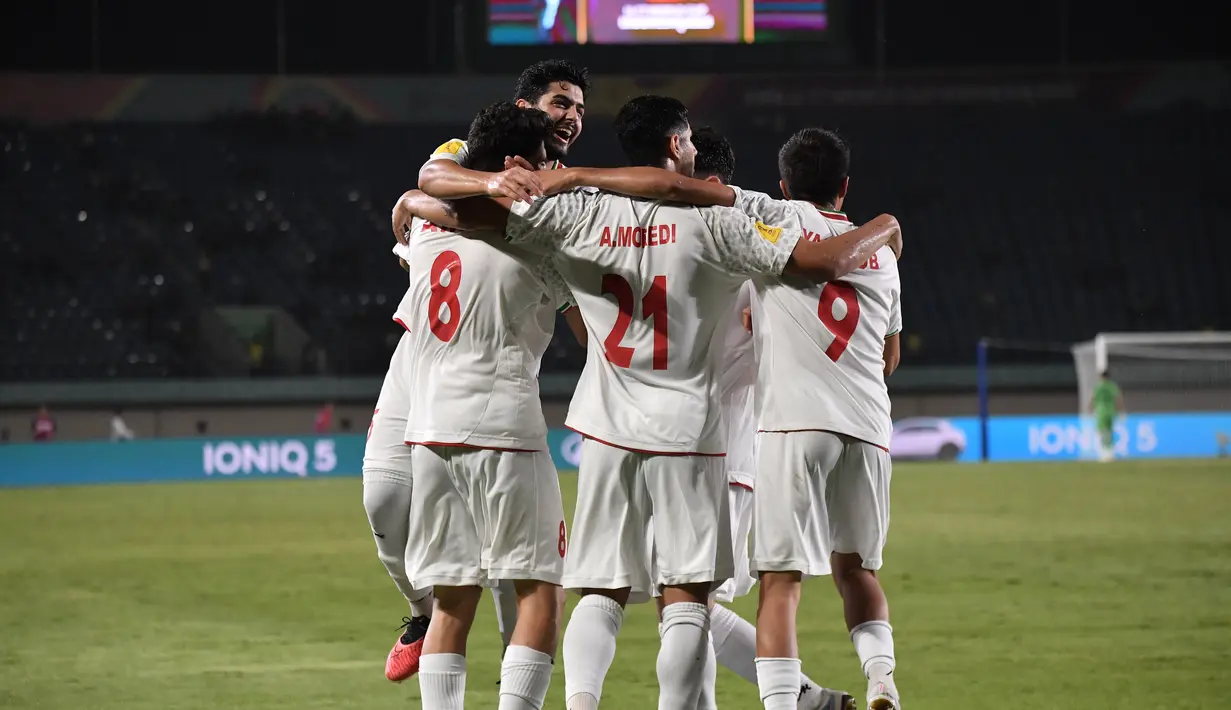 Pemain timnas Iran U-17 merayakan kemenangan atas Kaledonia Baru U-17 pada mathday ketiga Grup C Piala Dunia U-17 2023 di Stadion Si Jalak Harupat, Bandung, Jawa Barat, Jumat 17 November 2023. (Doc. LOC WCU17/SBN)
