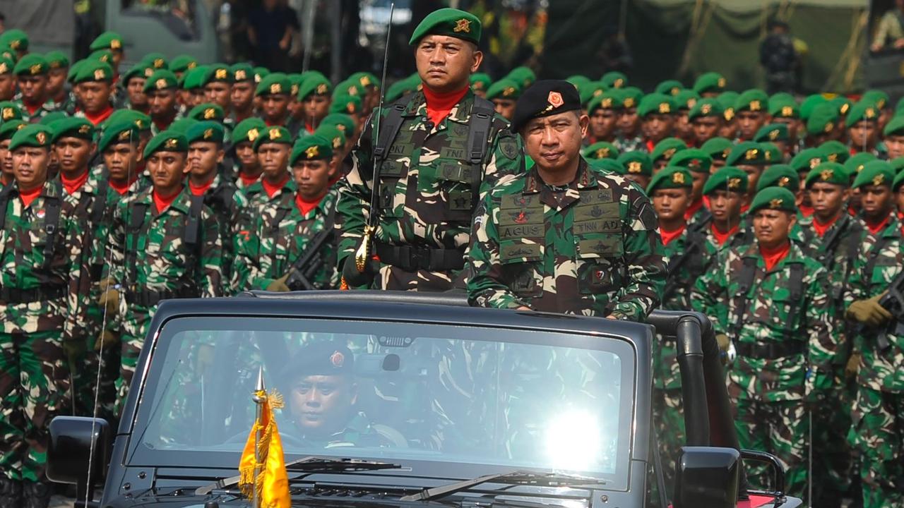 Panglima TNI Kehadiran 'The Beatles' di Rumahnya, Gayanya Santai saat Ngajak Berkeliling