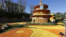 Seorang pria berjalan di dekat patung yang terbuat dari jeruk dan lemon menjelang festival Lemon di Menton, sebuah kota kecil di Perancis, Rabu (12/2/2015). (AFP PHOTO/Valery Hache)