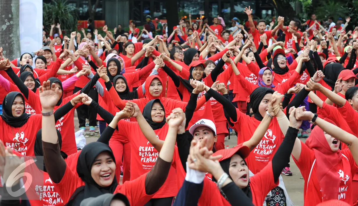 Gerekan peserta saat mengikuti senam bersama yang digelar Persani di Plaza Selatan Gelora Bung Karno (GBK), Minggu (5/2). Dalam kegiatan ini senam poco-poco dan zumba juga menjadi gerakan yang dilakukan. (Liputan6.com/Yoppy Renato)