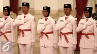 Anggota paskibraka 2016 mengikuti Upacara Pengukuhan Pasukan Pengibar Bendera Pusaka (Paskibraka) di Istana Negara, Jakarta, Senin (15/8). (Liputan6.com/Faizal Fanani)