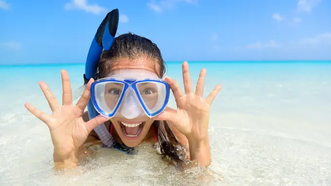 berenang di pantai laut