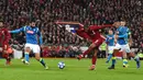 Gelandang Liverpool, Georginio Wijnaldum, melepaskan tendangan saat melawan Napoli pada laga Liga Champions di Stadion Anfield, Liverpool, Selasa (11/12). Liverpool menang 1-0 atas Napoli. (AFP/Paul Ellis)