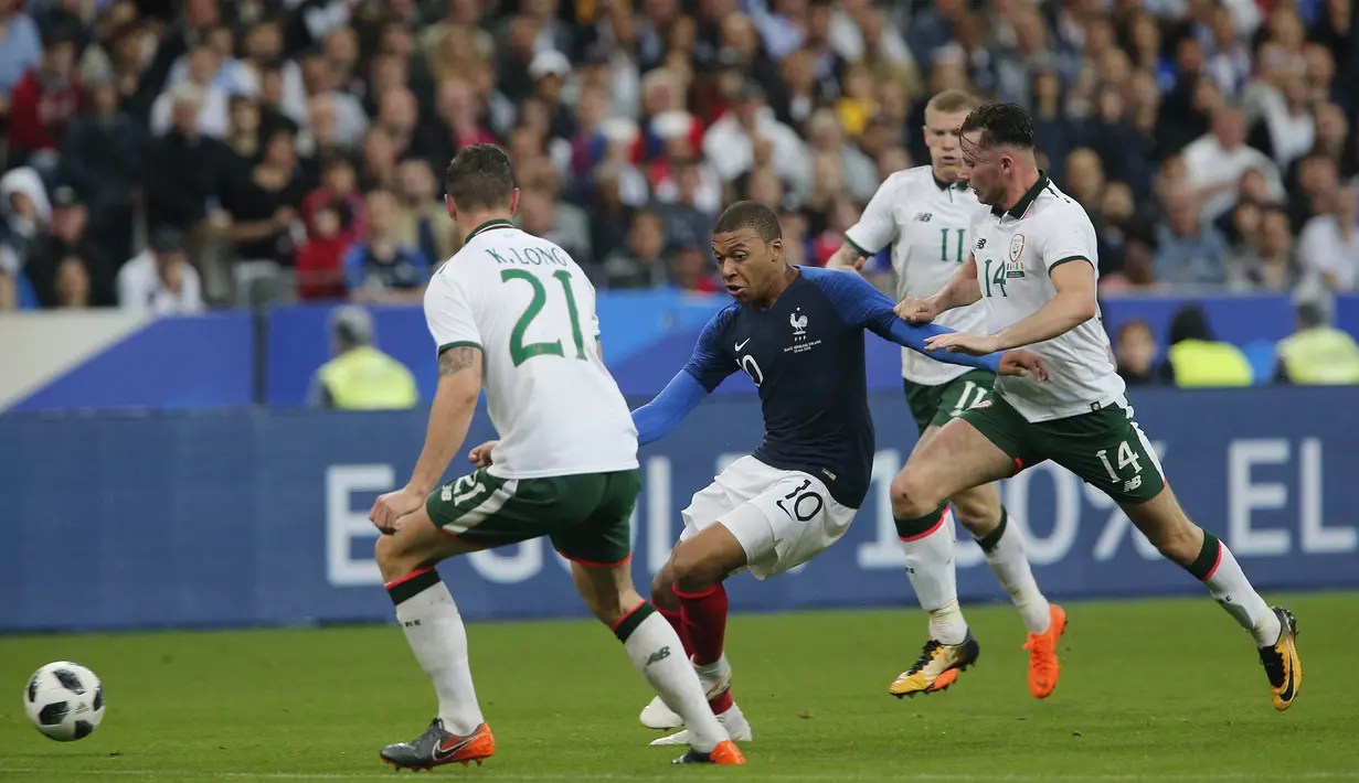 Striker Prancis, Kylian Mbappe, berusaha melewati pemain Irlandia pada laga persahabatan di Stadion Stade de France, Senin (28/5/2018). Prancis menang 2-1 atas Irlandia. (AP/Thibault Camus)