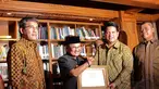 Presiden ke-3 RI, BJ Habibie (kedua dari kiri) menerima penghargaan dari KPU Pusat di Jakarta, Senin (29/12). (Liputan6.com/Faizal Fanani)
