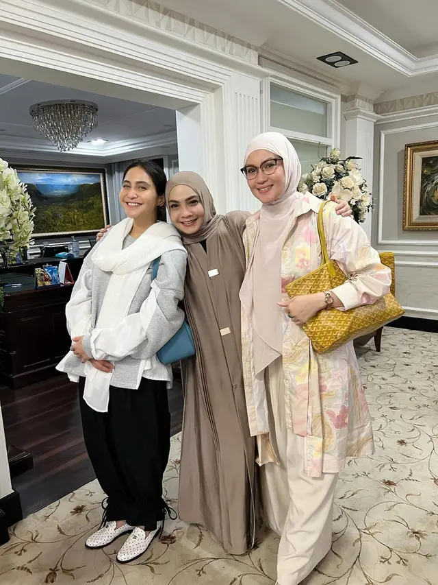 6 Potret Rieta Amilia dan Geng Artis Peringati Nisfu Syaban, Kompak Pakai Gamis