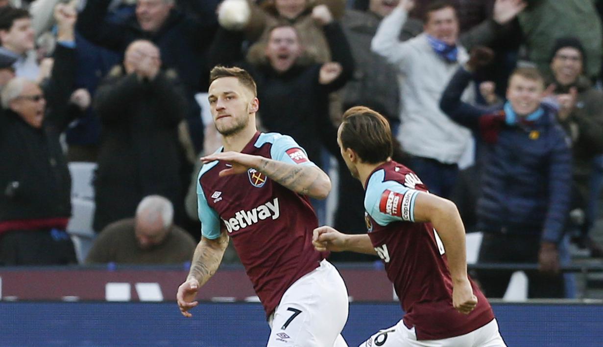Gelandang West Ham United, Marko Arnautovic, melakukan selebrasi usai mencetak gol ke gawang Chelsea pada laga Premier League di Stadion London, Sabtu (10/12/2017). Chelsea Takluk 0-1 dari West Ham United. (AFP/Ian Kington)