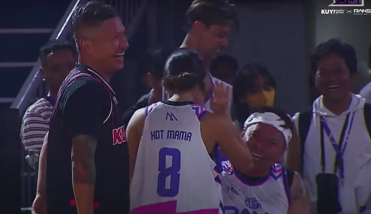 Gading Marten dan Gisella Anastasia alias Gisel tampil di sesi bola basket event Media Clash pada Oktober 2022. (Foto: YouTube/Kuy Entertainment)