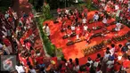Ratusan siswa menyanyikan lagu Kemerdekaan Indonesia di pelataran Jakarta Intercultural School (JIS) Pattimura, Jakarta, Rabu (24/8). Peringatan HUT RI dimeriahkan oleh siswa JIS dengan mengadakan sejumlah perlombaan. (Liputan6.com/Gempur M Surya)