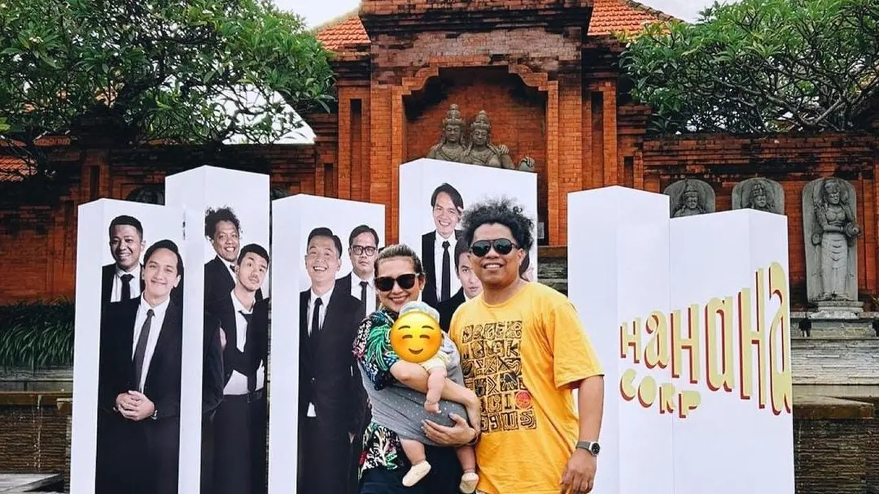 Indah Permatasari dan Arie Kriting sengaja menutupi wajah sang anak