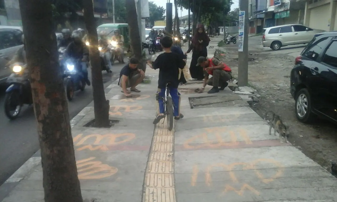 Petugas trantib sedang membersihkan lafaz Allah dilakukan seorang warga. (Dok. Kecamatan Bojongloa Kidul)