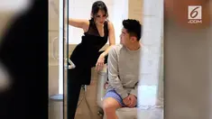 Beredar foto Ayu Ting Ting bersama Boy William di sebuah toilet.
