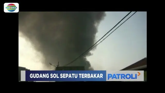 Pabrik dan gudang sol sepatu di Kalideres, Jakarta Barat, hangus terbakar. Api diduga berasal dari ruang tengah gudang.