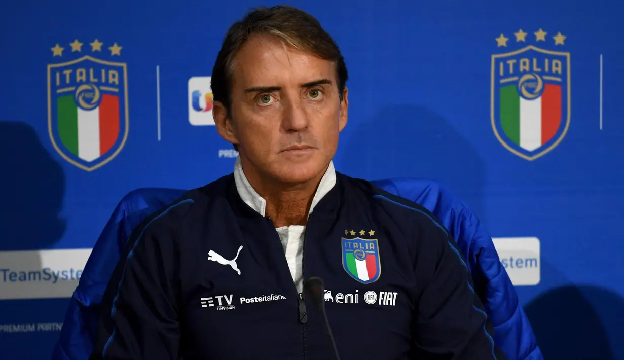 Pelatih Italia Roberto Mancini menghadiri konferensi pers usai menghadiri sesi latihan tim di Coverciano, dekat Florence, Italia (11/11/2019). Italia akan bertanding melawan Bosnia Herzegovina dan Armenia pada Grup J Piala Eropa 2020. (Claudio Giovannini / ANSA via AP)