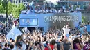 Para pemain Manchester City melakukan parade keberhasilan merebut gelar juara Premier League di Manchester, Senin (14/5/2018). The Citizens menjadi tim terbaik dengan raihan 100 poin. (AFP/Oli Scarff)