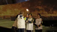 Wakil Presiden Jusuf Kalla (dua kanan) menerima api obor Asian Games 2018 dari Yustedjo Tarik dan Susy Susanti di Candi Prambanan, Yogyakarta, Rabu (18/7/2018). (Bola.com/M. Iqbal Ichsan)