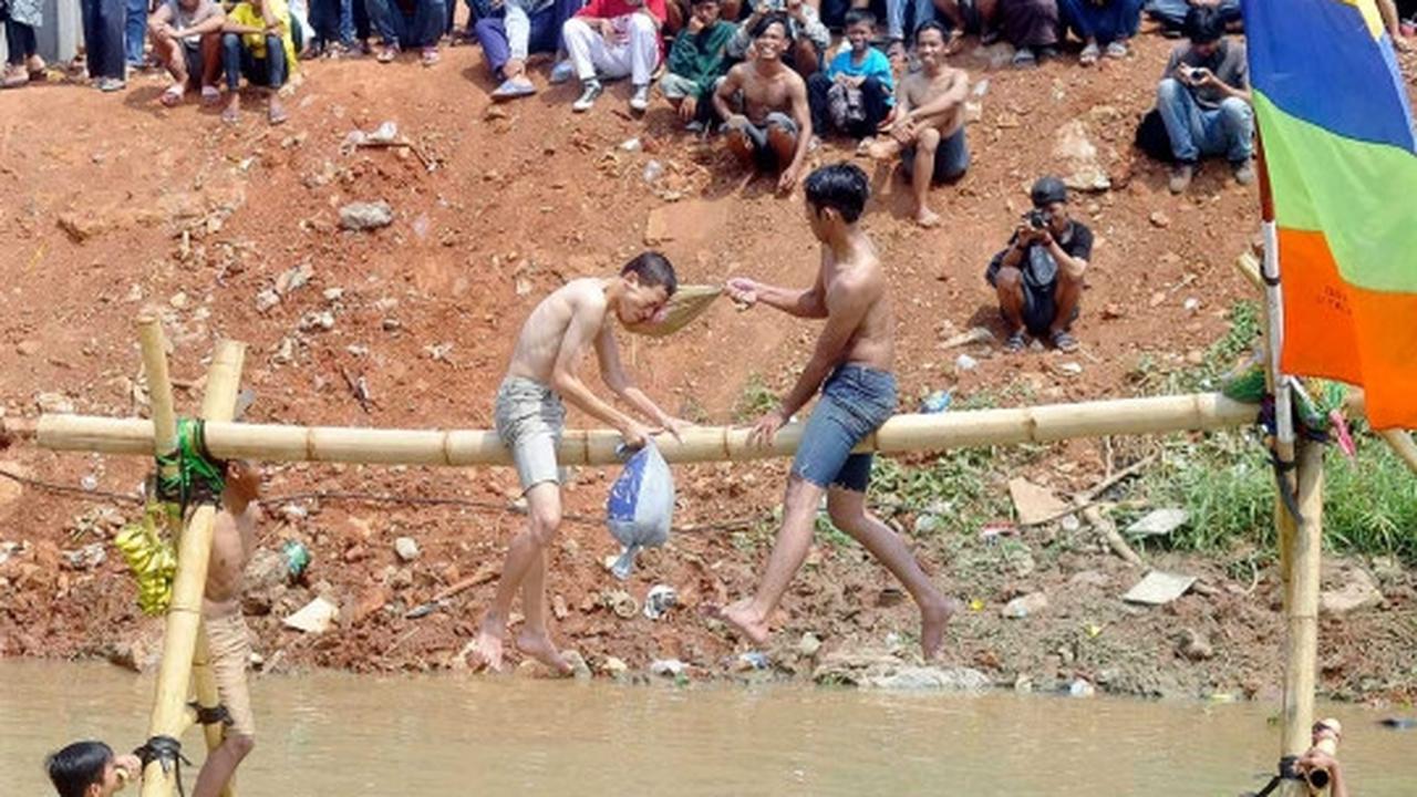 Semarak lomba gebuk bantal di Kalimalang