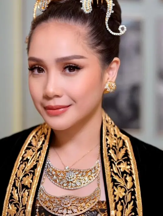 Selain pakaiannya, makeup Nagita Slavina di hari bahagia itu tak luput dari perhatian. Dalam kesempatan itu, ibu 2 anak ini dirias oleh MUA Ernia Apriliawanti. [@raffinagita1717/@erniaredberry]