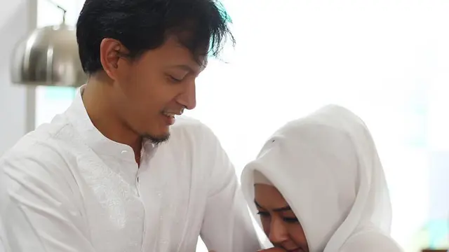 Fedi Nuril Umumkan Istri Hamil, Ini 7 Potret Kebersamaan Keluarga Kecilnya