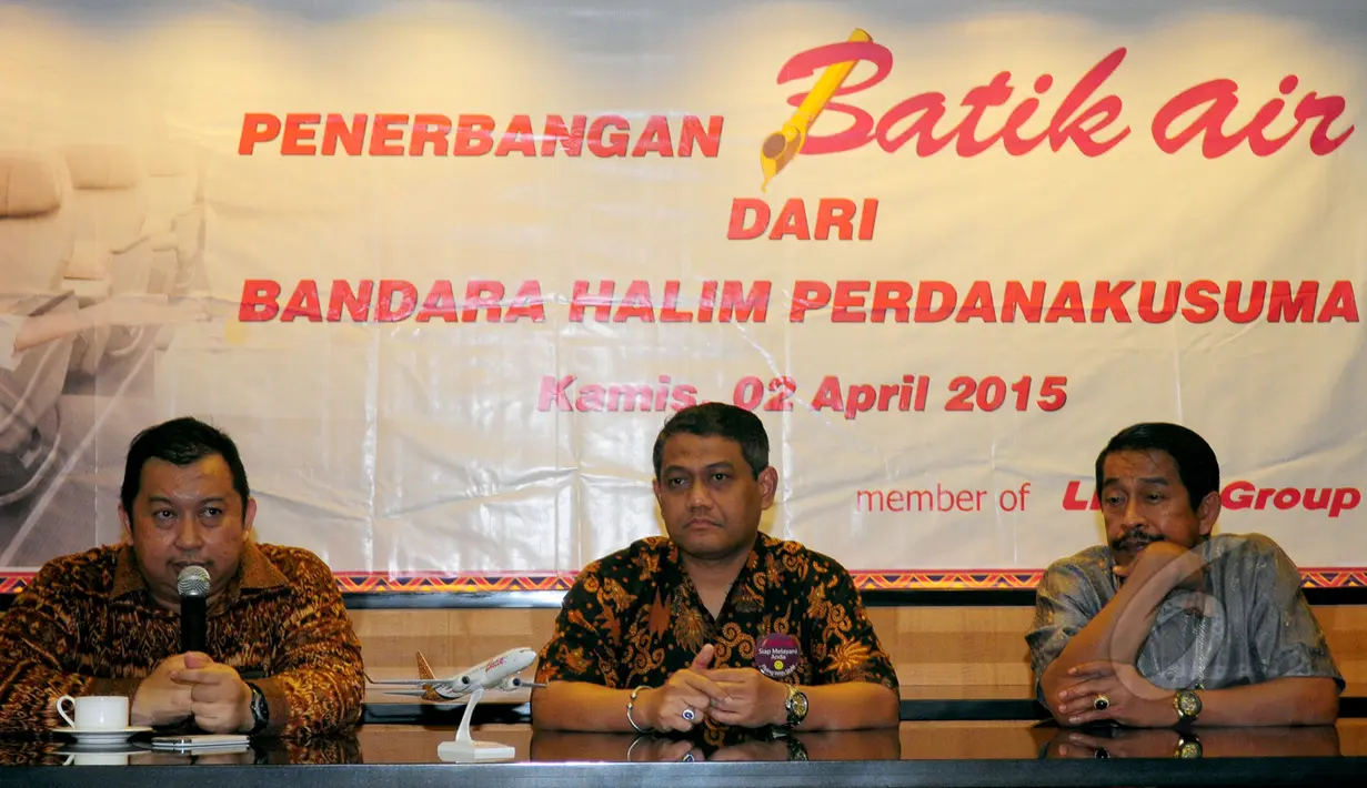 Suasana konferensi pers peresmian beroperasinya Batik Air di Bandara Halim Perdanakusuma, Jakarta, Kamis (2/4/2015). Dirut Batik Air, Capt. Achmad Lutfhfie (kiri) memberikan memberikan keterangan pers kepada wartawan (Liputan6.com/Yoppy Renato)
