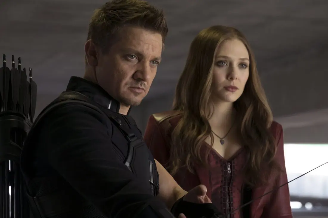 Jeremy Renner dan Elizabeth Olsen di Captain America: Civil War. (thebraggingmommy.com)
