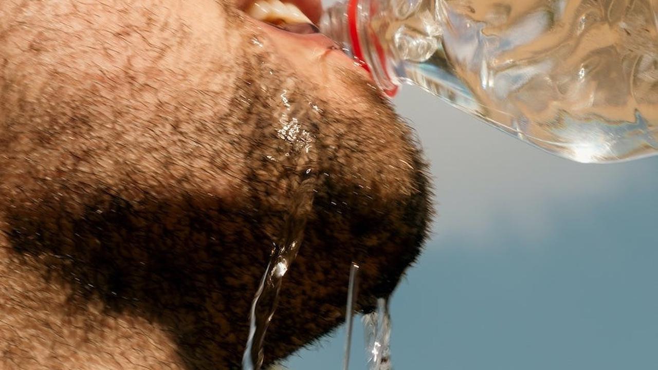 ilustrasi minum air