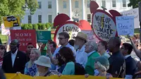 Demonstran berkumpul di dekat Gedung Putih di Washington, AS, Kamis (1/6). Demonstran memprotes keputusan Donald Trump yang menarik AS dari perjanjian Paris tentang perubahan iklim yang disepakati pada 2015. (AP/ Susan Walsh)