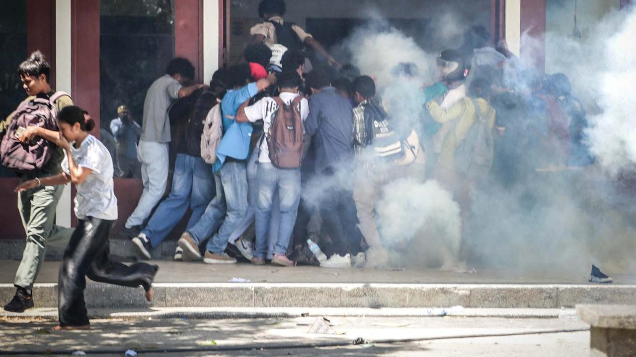 FOTO: Demo Hari Kedua, Mahasiswa Timor Leste Bentrok dengan Polisi